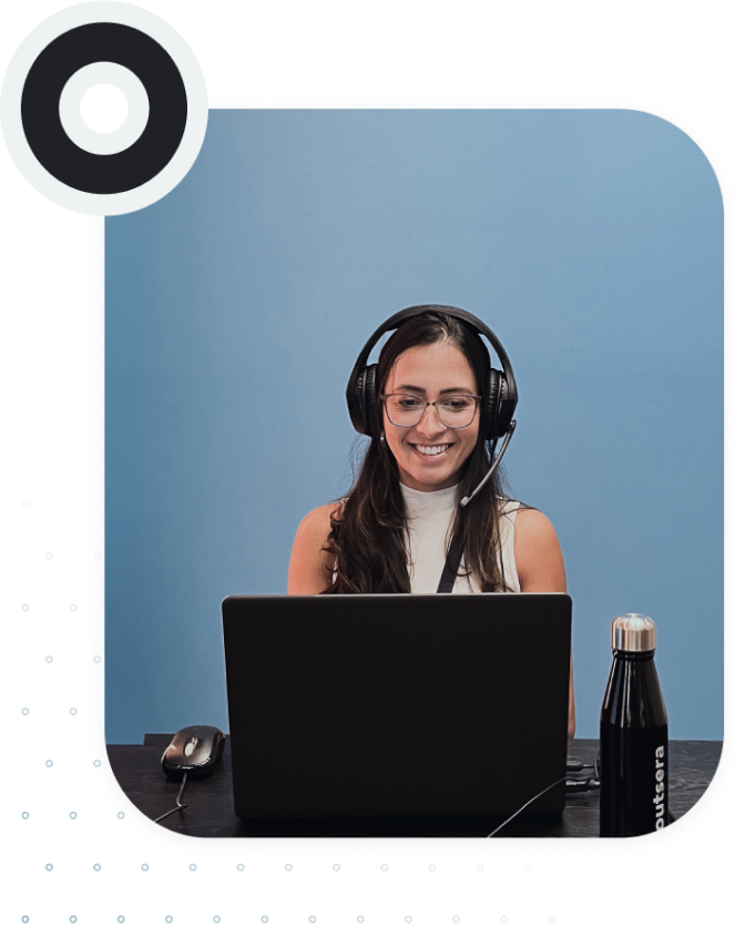 Recrutadora com headset utilizando um notebook para uma reunião online